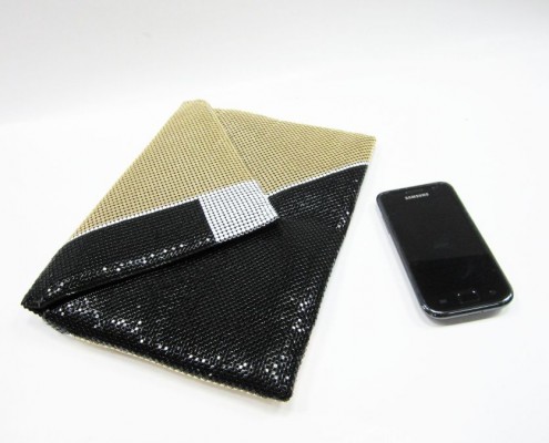 Black aluminium mesh envelope clutch bag with chain - contrast with mobile Black aluminium mesh envelope clutch bag with chain - contrast with mobile