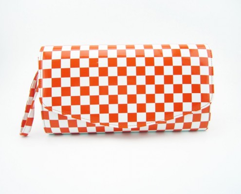 Plaid pattern patent PU faux leather wristlet purse from manufacturer Plaid pattern patent PU faux leather wristlet purse from manufacturer