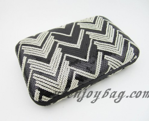 Black and White plastic sequins material women handbags - bottom view Black and White plastic sequins material women handbags - bottom view