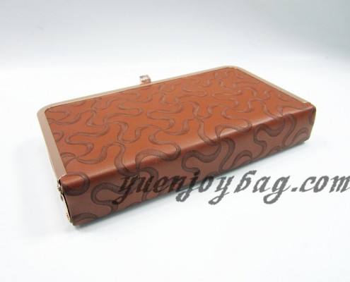 Brown pattern PU faux leather golden metal clip frame party clutch shoulder Messenger bag from factory - bottom view Brown pattern PU faux leather golden metal clip frame party clutch shoulder Messenger bag from factory - bottom view