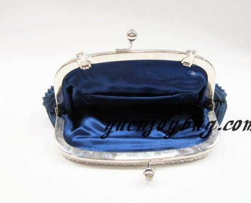 Ruffled satin diamond kiss-lock frame party evening purse - lining view Ruffled satin diamond kiss-lock frame party evening purse - lining view
